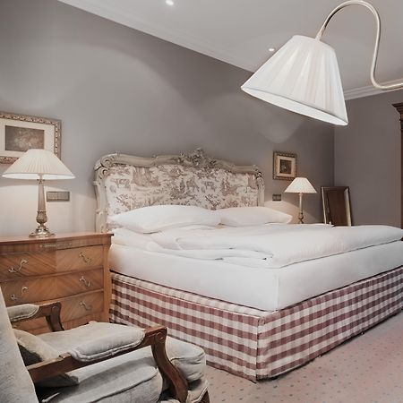 Schlosshotel Berlin Bagian luar foto A bed with a bed skirt