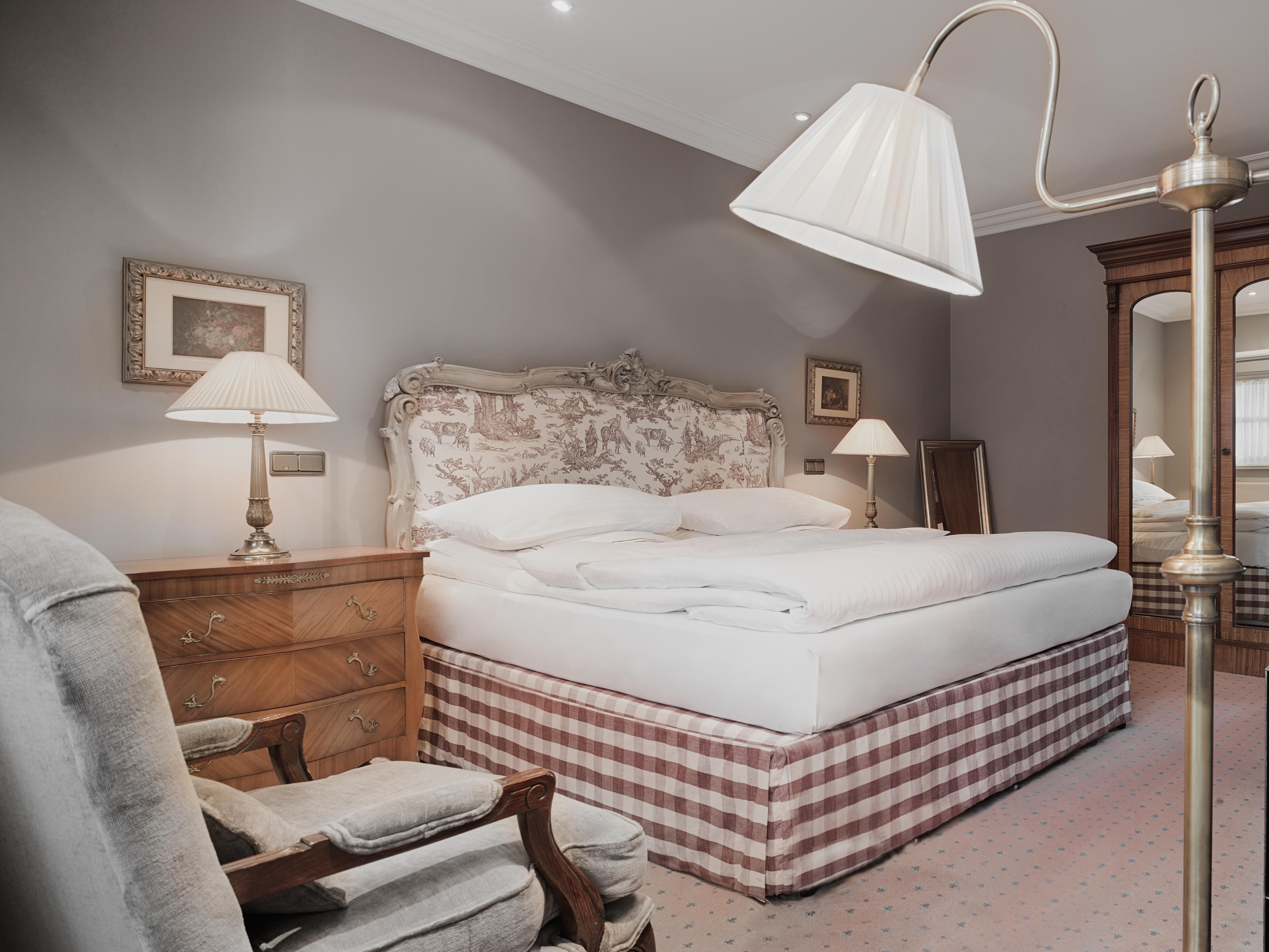 Schlosshotel Berlin Bagian luar foto A bed with a bed skirt