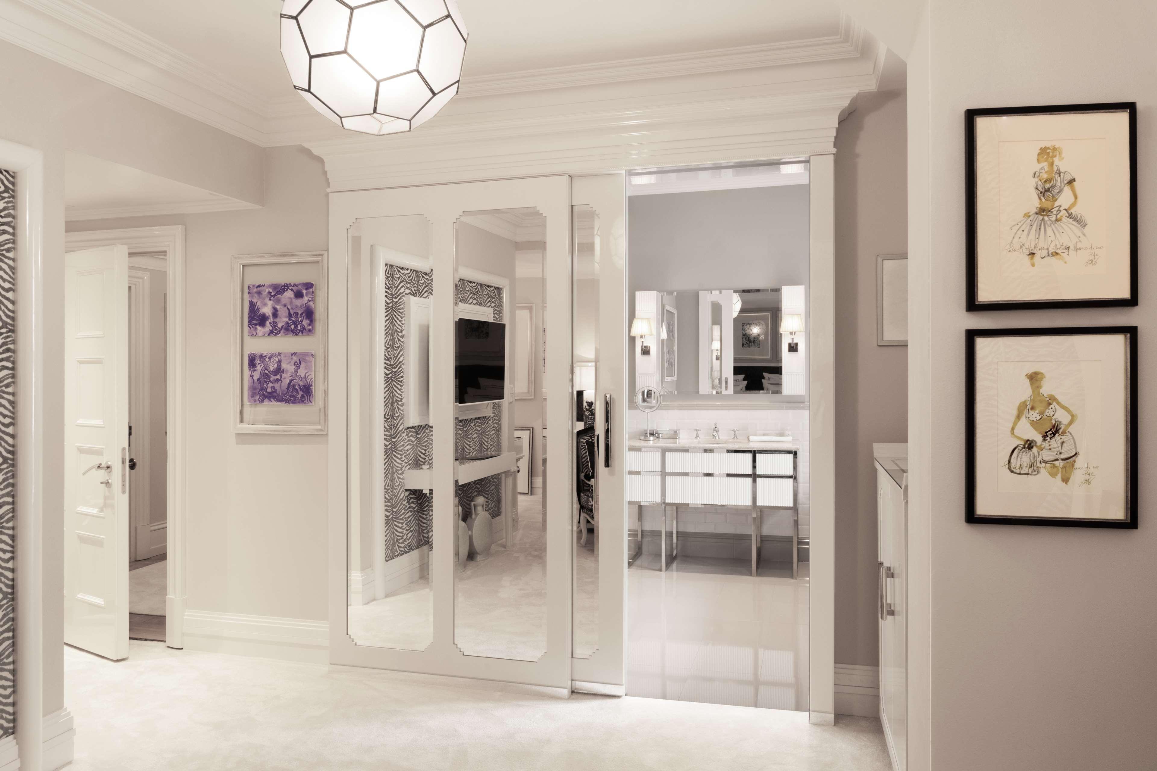 Schlosshotel Berlin Bagian luar foto A mirrored interior door