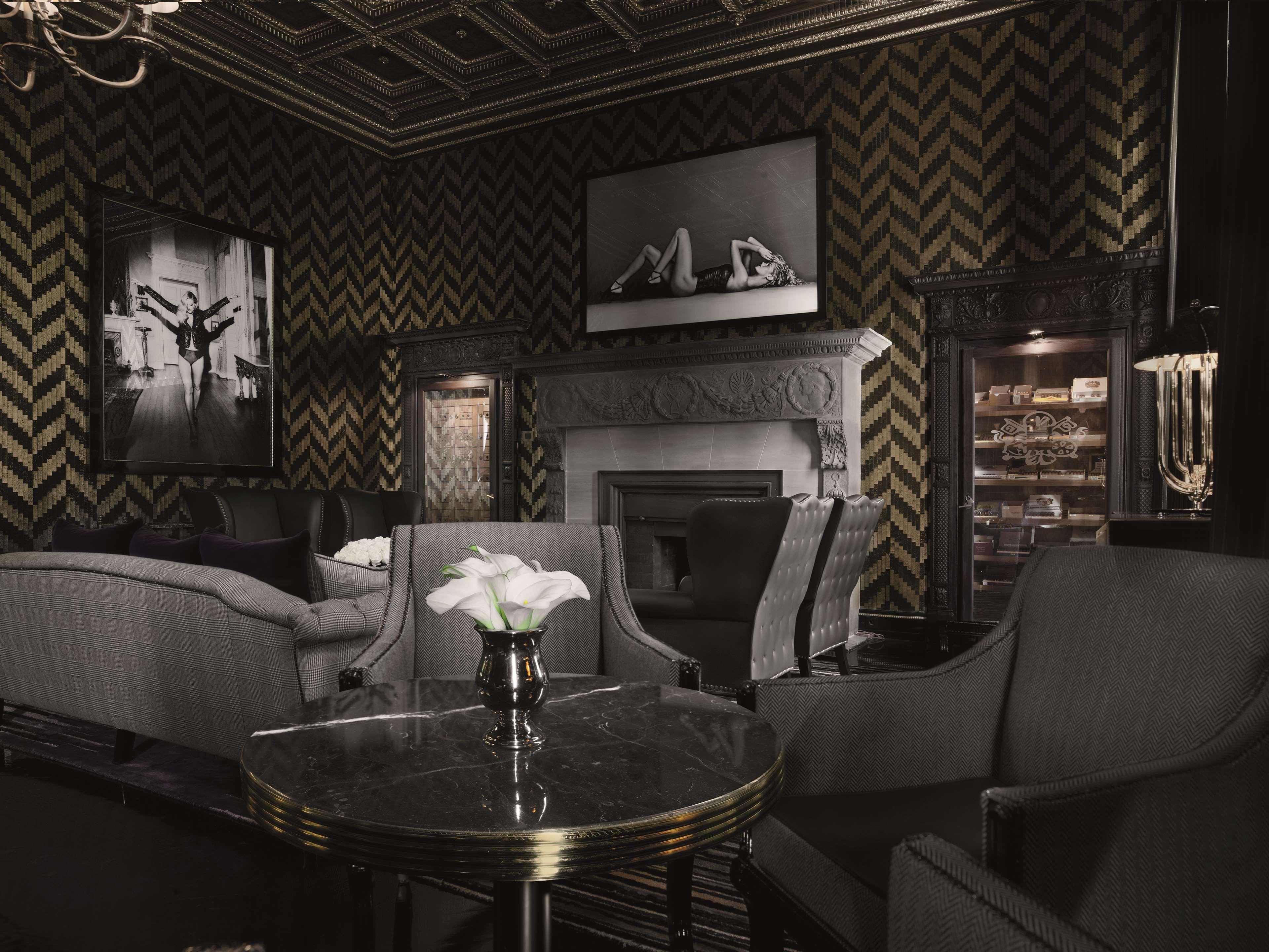Schlosshotel Berlin Bagian luar foto The interior of the nightclub