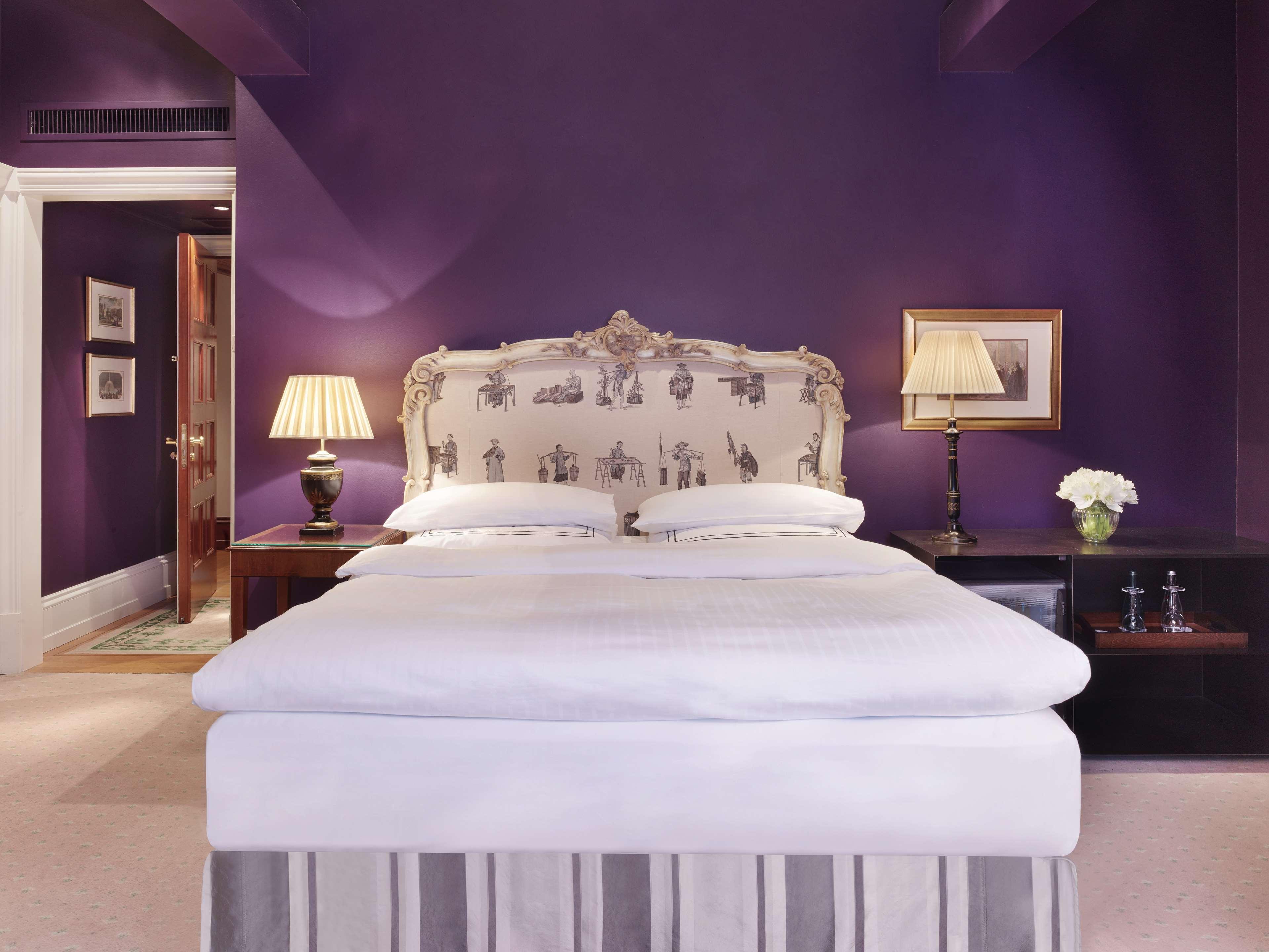 Schlosshotel Berlin Bagian luar foto A bedroom at the Mandarin Oriental, London