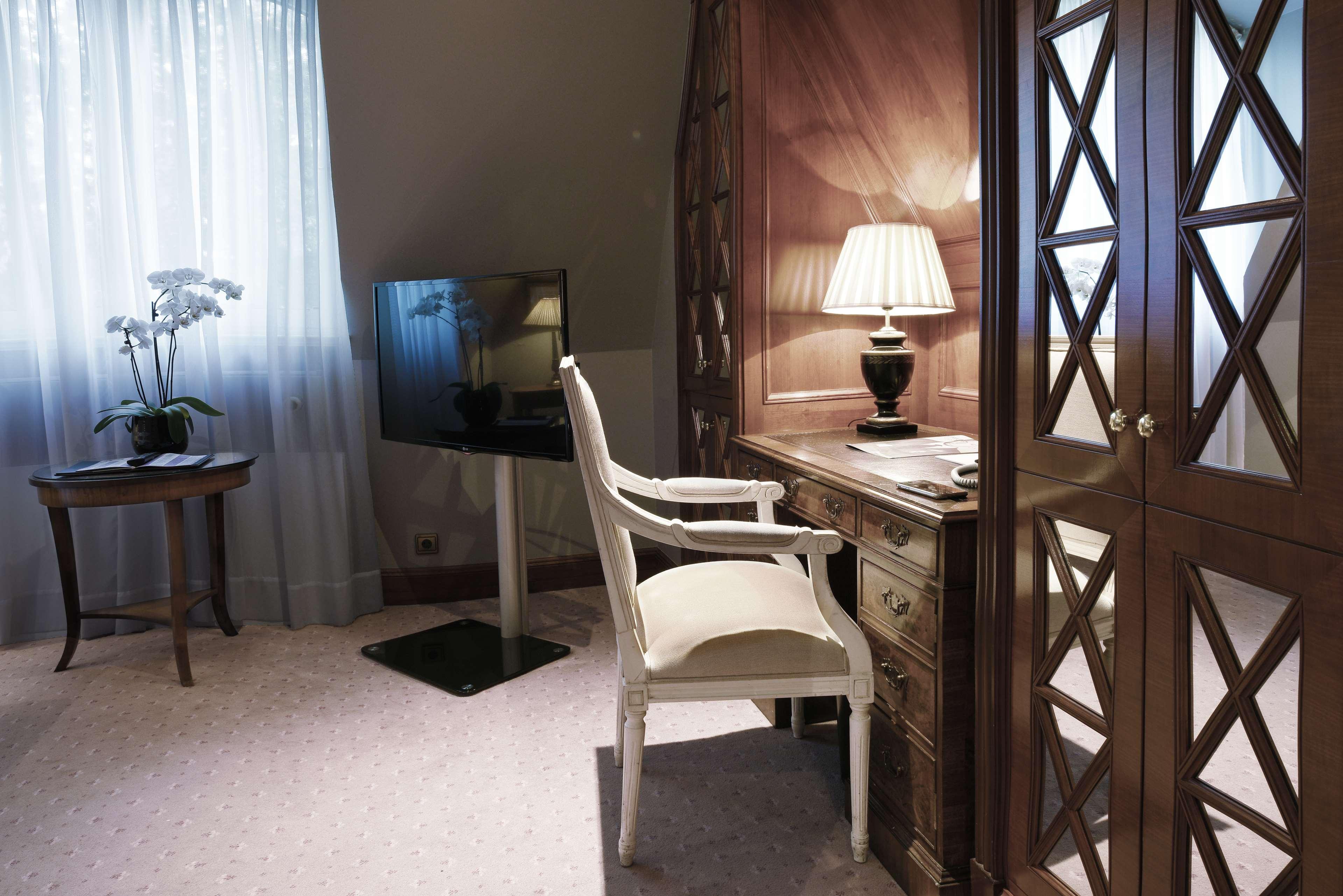 Schlosshotel Berlin Bagian luar foto A room at the hotel