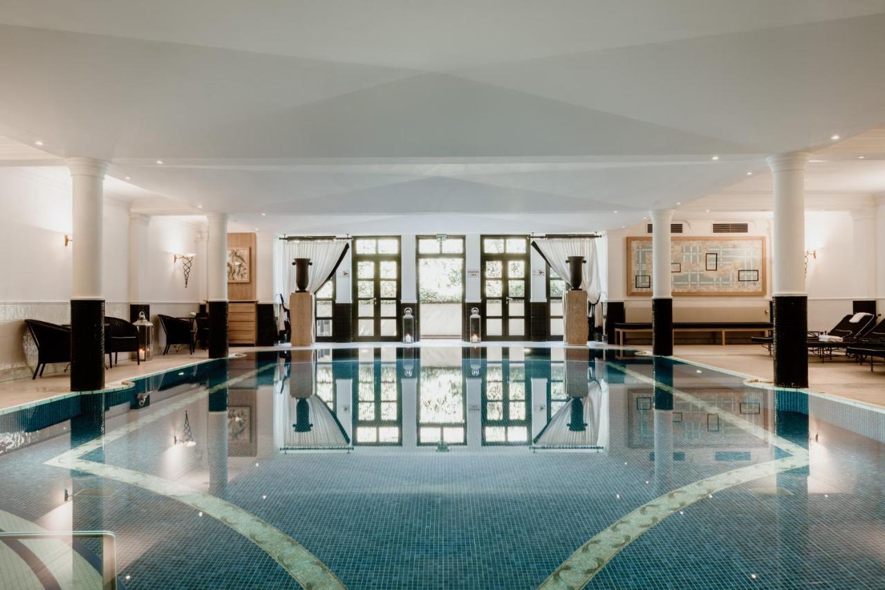 Schlosshotel Berlin Bagian luar foto The swimming pool at the hotel