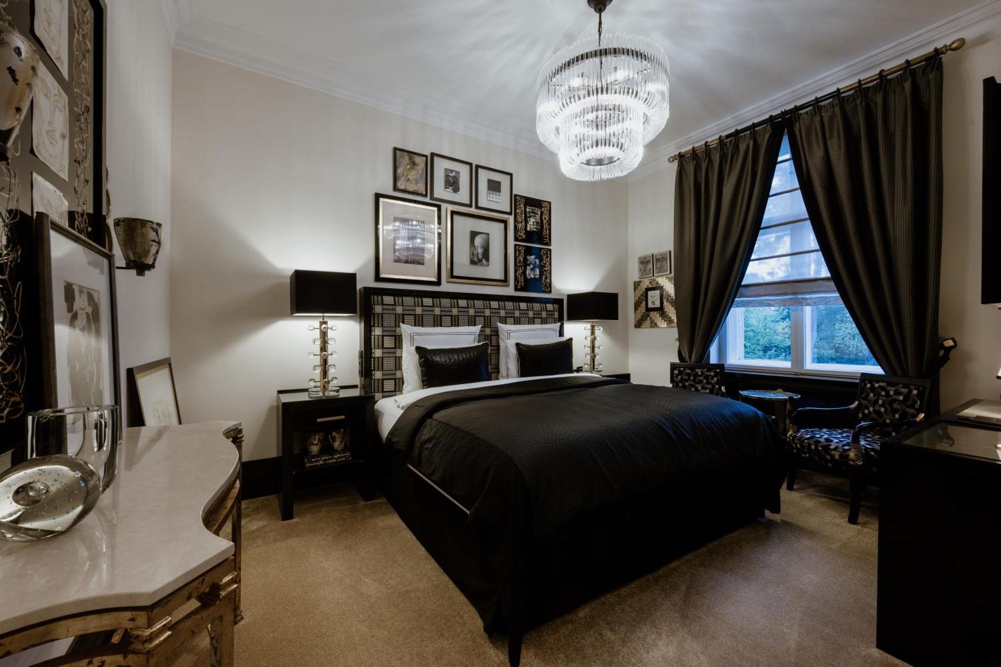 Schlosshotel Berlin Bagian luar foto A bedroom at the hotel