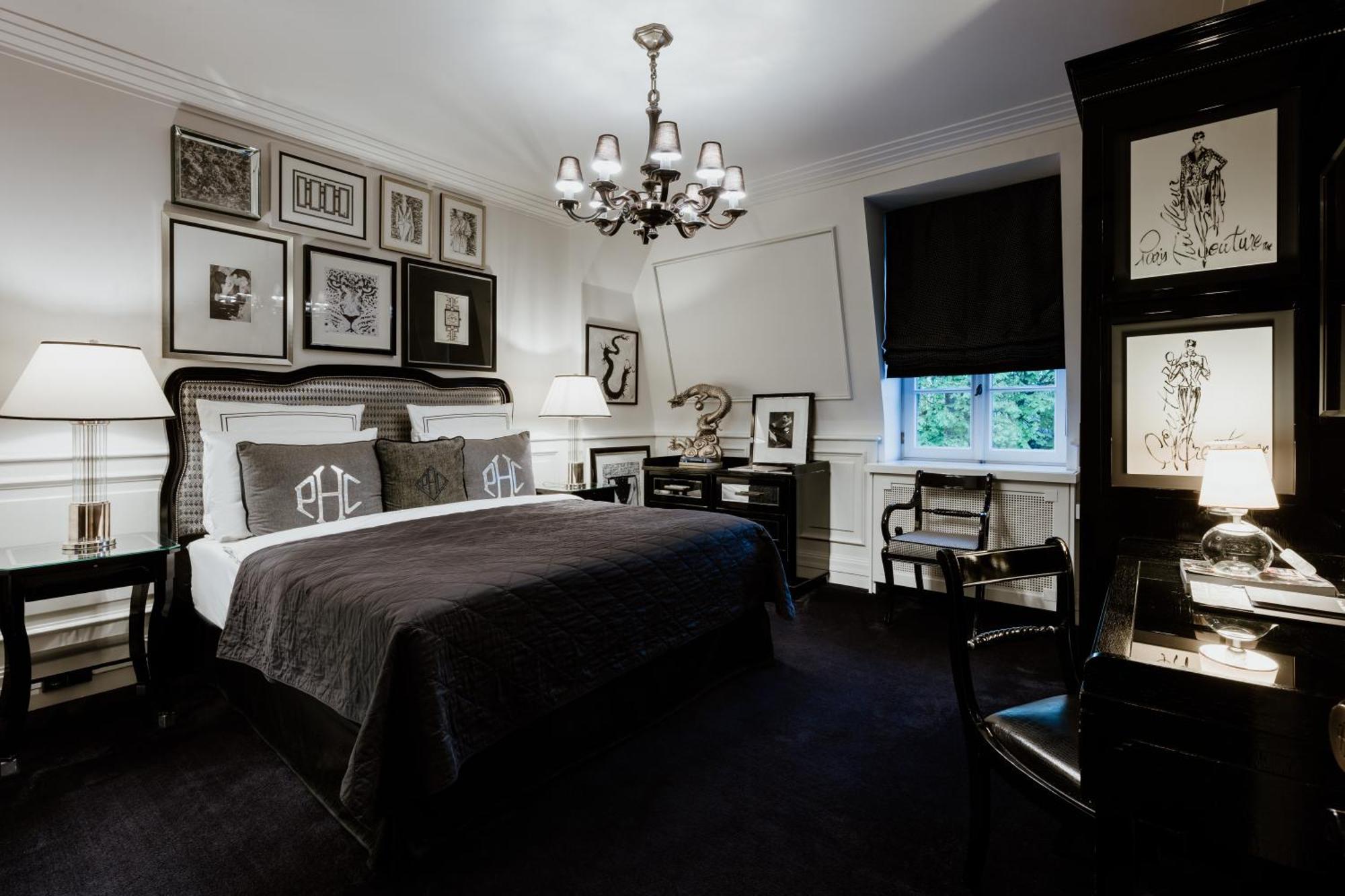 Schlosshotel Berlin Bagian luar foto A bedroom at the hotel