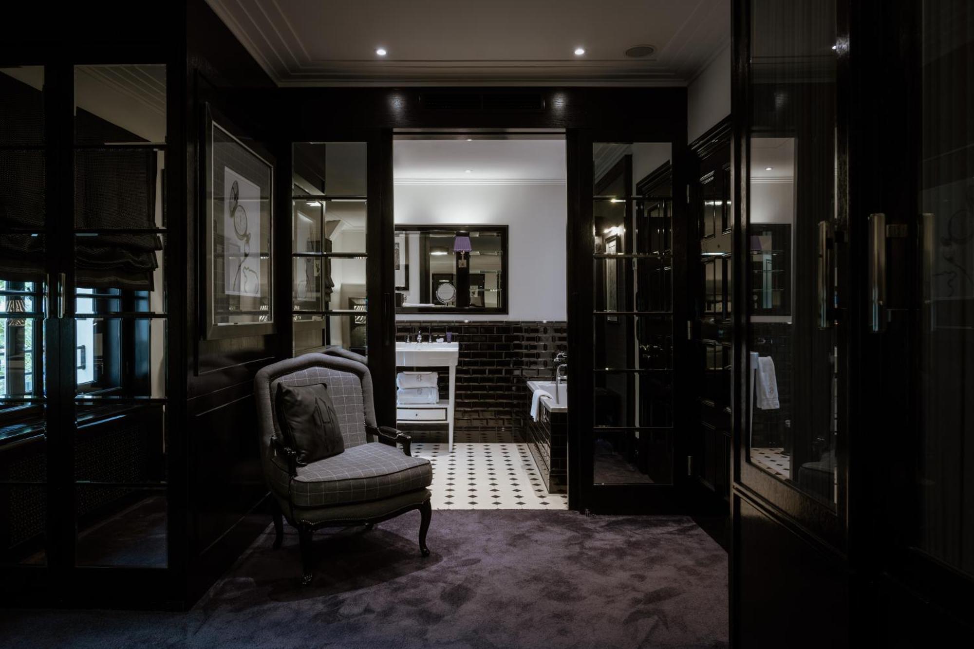 Schlosshotel Berlin Bagian luar foto The bathroom of a suite at The Ivy Hotel