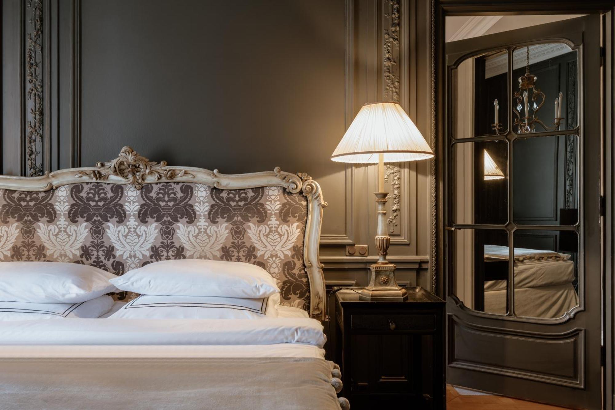 Schlosshotel Berlin Bagian luar foto A bedroom at the hotel