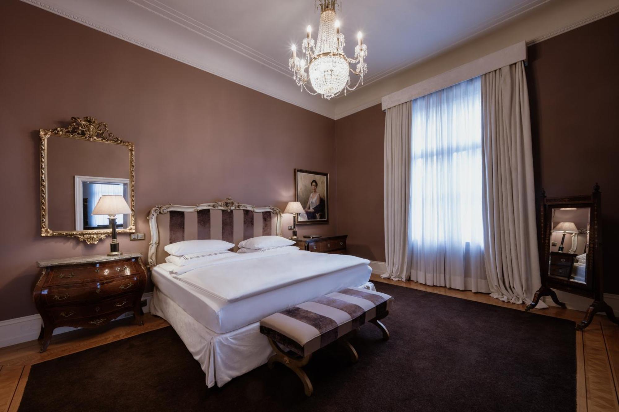 Schlosshotel Berlin Bagian luar foto A room at the hotel