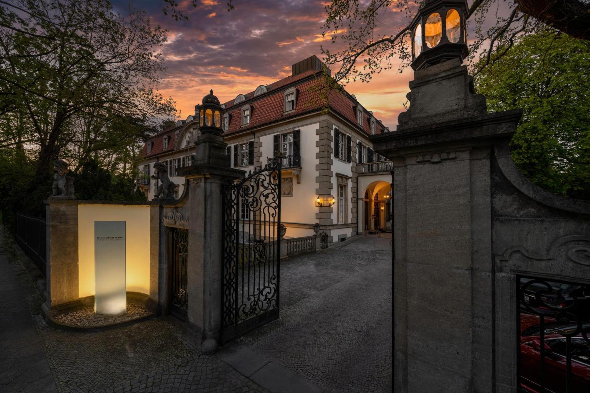 Schlosshotel Berlin Bagian luar foto The gate of the villa
