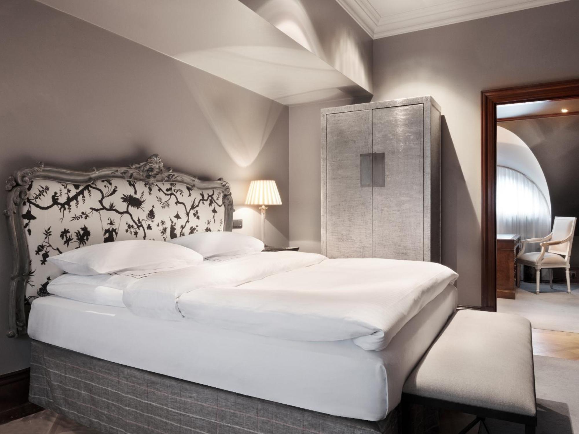 Schlosshotel Berlin Ruang foto A room at the Mandarin Oriental